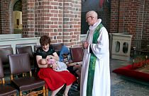 پاپ: گریه نوزاد زبان عشق است، مادران از شیر دادن در کلیسا خجالت نکشند