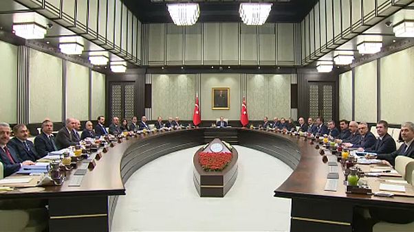 Turquia anuncia prolongamento do estado de emergência Turquia anuncia prolongamento do estado de emergência