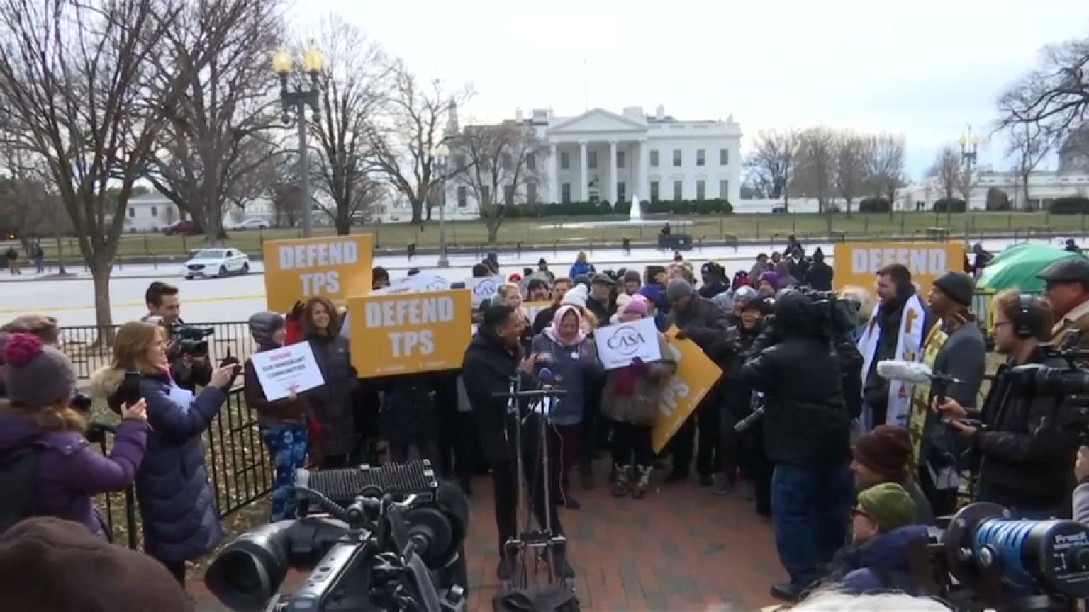 Salvadoregni in piazza contro la nuova mossa dell'amministrazione Trump