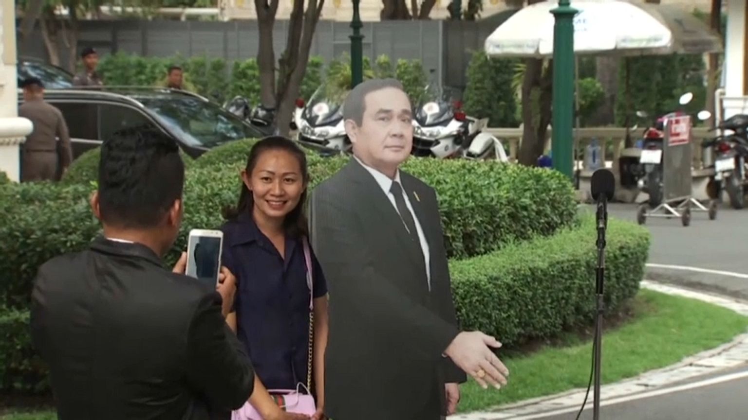 Um "boneco" para responder aos jornalistas