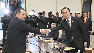 بدء أول محادثات رسمية بين الجارتين الكوريتين بعد انقطاع أكثر من عامين