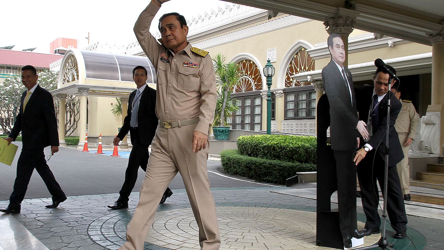 Fate le domande alla sagoma di cartone: la giunta militare in Thailandia irride la stampa