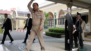 Fate le domande alla sagoma di cartone: la giunta militare in Thailandia irride la stampa