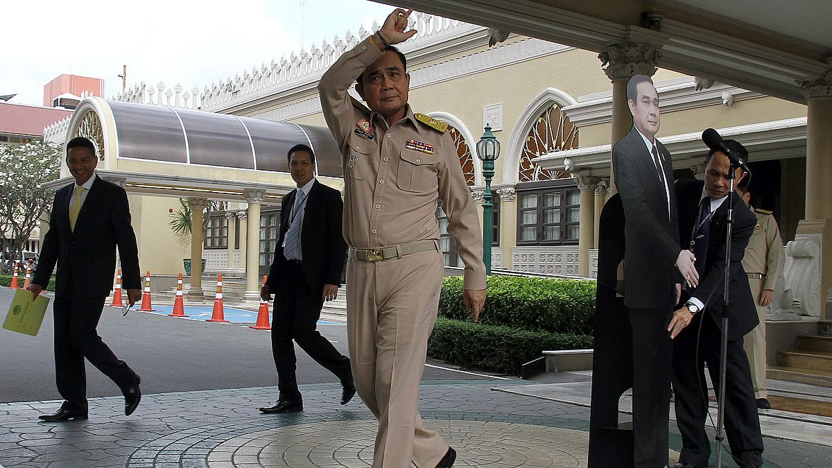 Tayland Başbakanı: sorularınızı karton mankene sorun