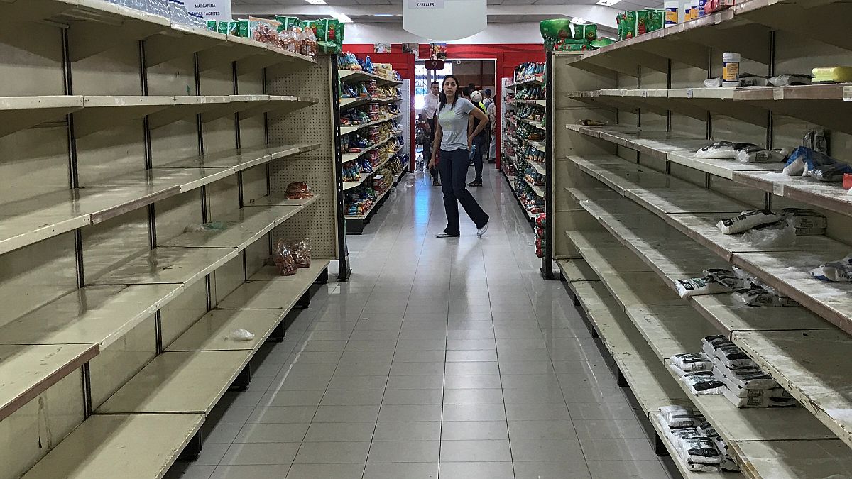 Üres polcok egy caracasi szupermarketben 2018. január 6-án