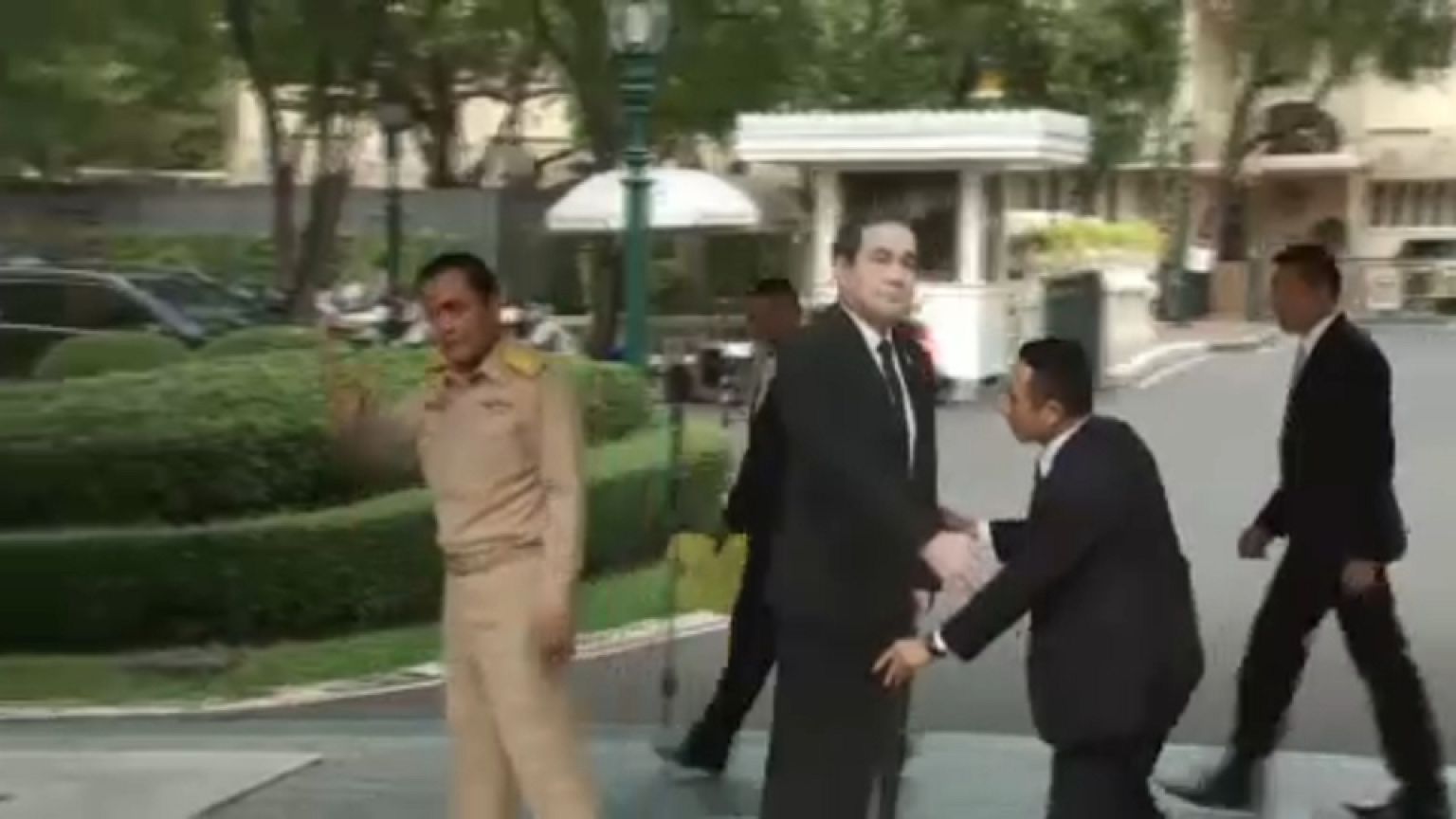 Bábot tett az újságírók elé a thai kormányfő