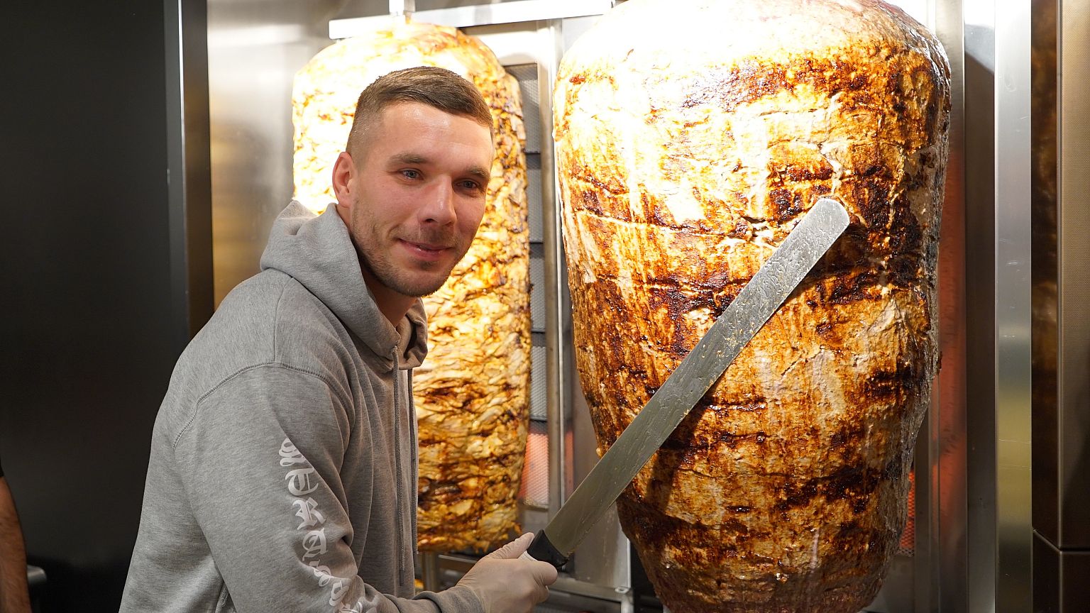 Podolski'nin dönerci dükkanı önünde uzun kuyruk