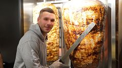 Podolski'nin dönerci dükkanı önünde uzun kuyruk