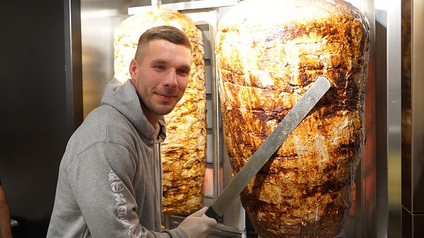 Podolski'nin dönerci dükkanı önünde uzun kuyruk Podolski'nin dönerci dükkanı önünde uzun kuyruk