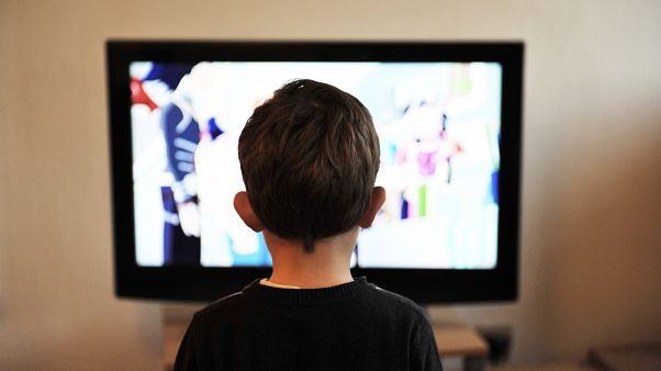 Mamma dovrà pagare 10mila euro al figlio se pubblica sue foto su Facebook Mamma dovrà pagare 10mila euro al figlio se pubblica sue foto su Facebook