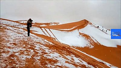 La nieve cubre la arena del Sahara