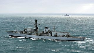 Βρετανική φρεγάτα συνοδεύει πλοία του ρωσικού πολεμικού ναυτικού