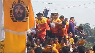 Caos y devoción en la procesión del Nazareno Negro en Manila
