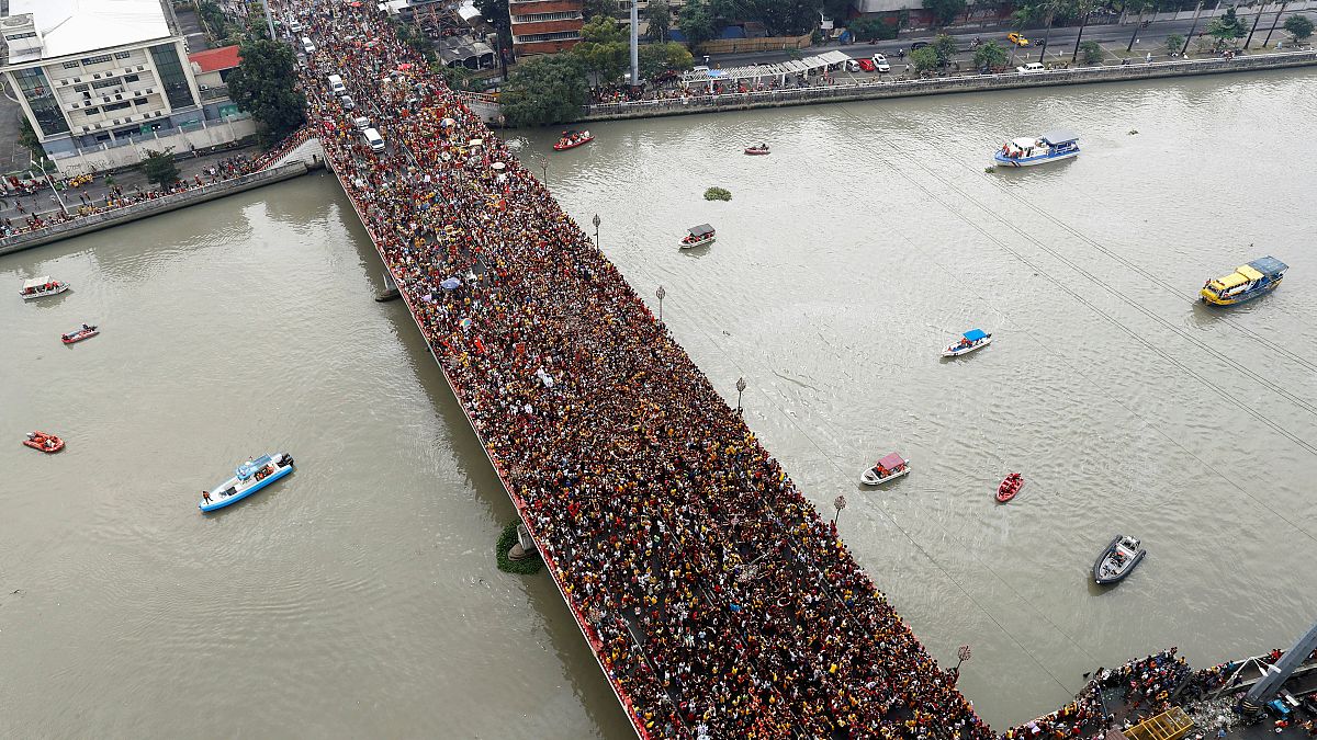 Une foule de fidèles aux Philippines
