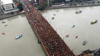 Une foule de fidèles aux Philippines