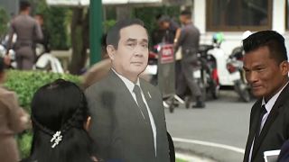 شاهد كيف تهرب رئيس الوزراء التايلاندي من أسئلة الصحفيين