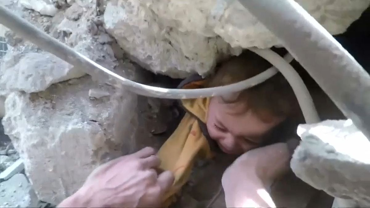 انتشال طفل من تحت الأنقاض في شرق دمشق