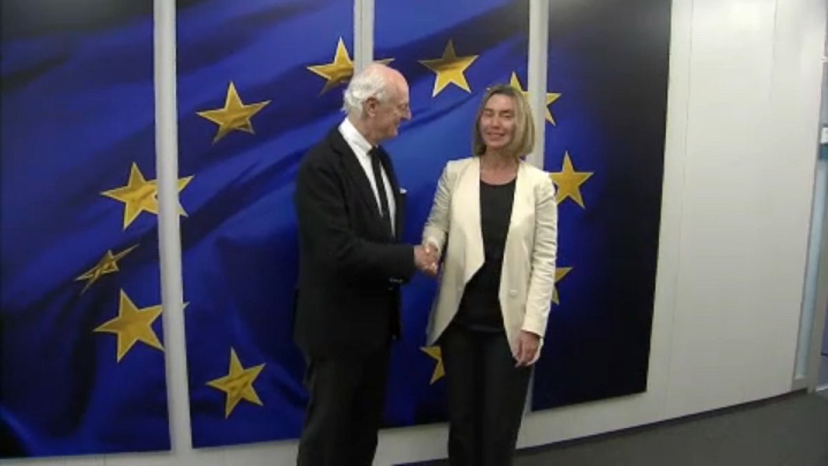 Federica Mogherini stringe la mano a Staffan de Mistura