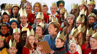 Angela Merkel canta músicas de Natal com crianças