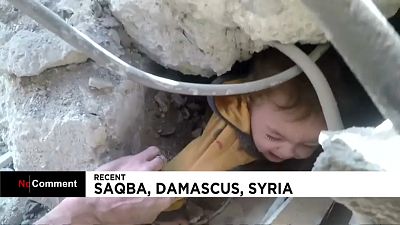 Criança resgatada de escombros na Síria