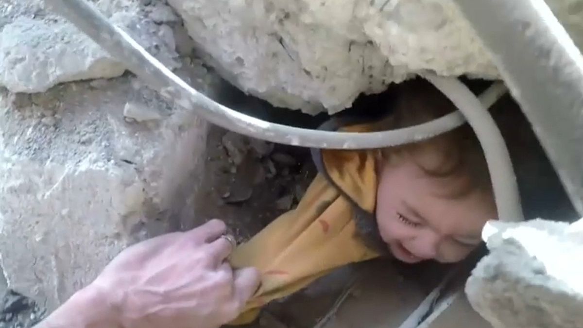 نجات کودک سوری از زیر آوارهای ناشی از حملات هوایی