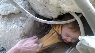 نجات کودک سوری از زیر آوارهای ناشی از حملات هوایی