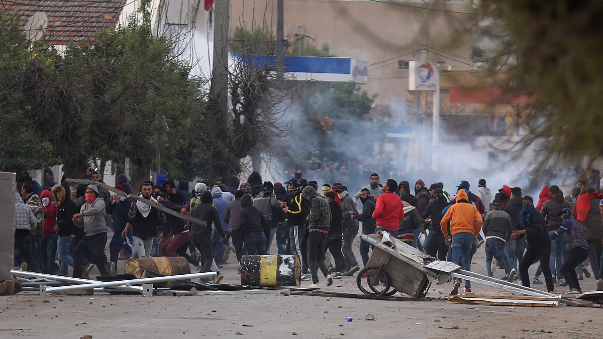 Tunisia, opposizione: le proteste continueranno