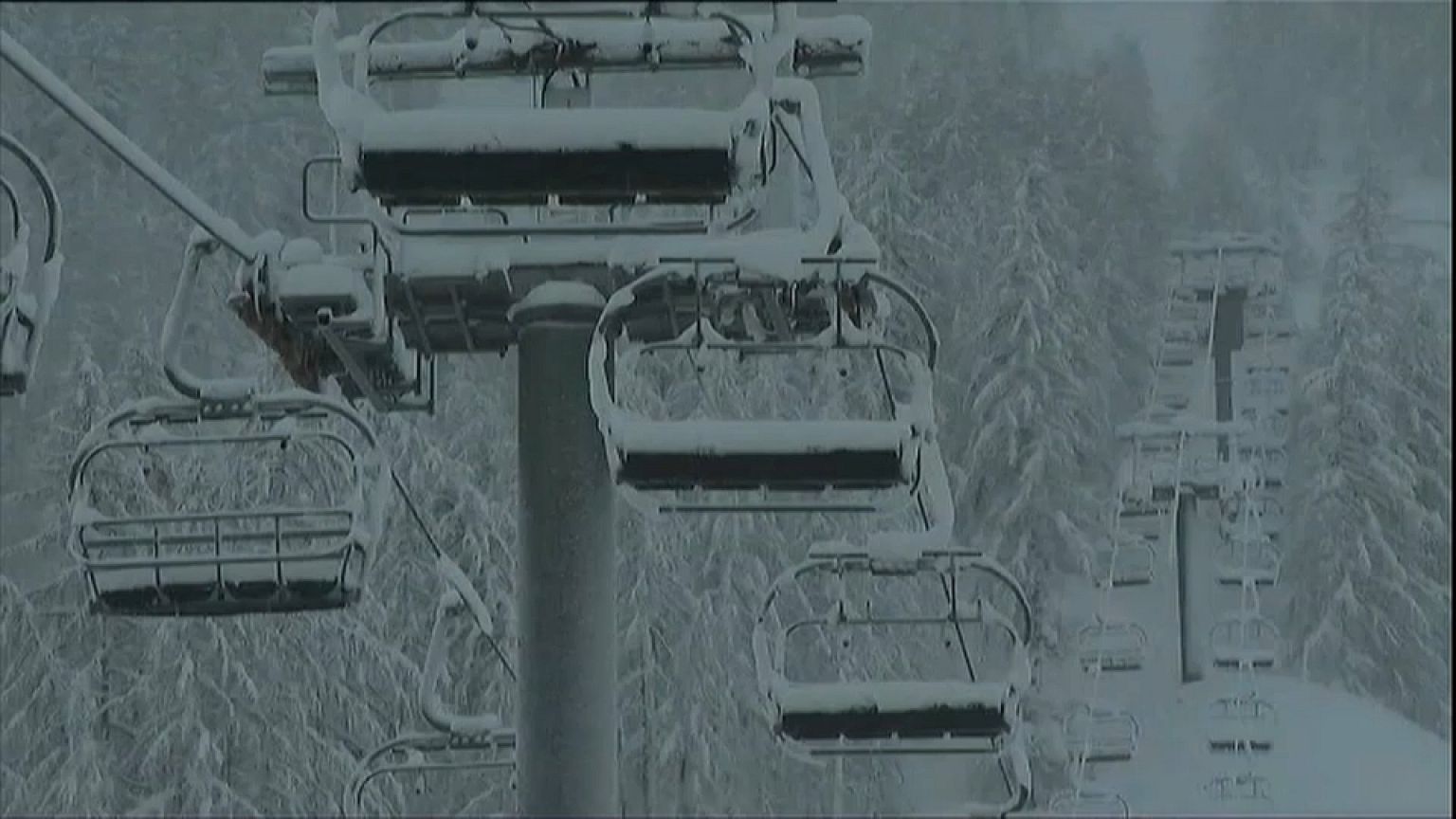 Neve deixa estâncias de esqui paradas