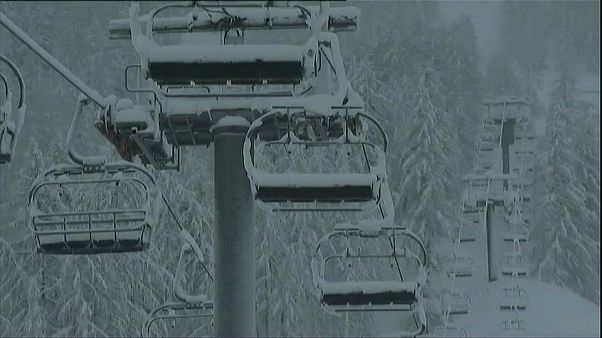 Neve deixa estâncias de esqui paradas Neve deixa estâncias de esqui paradas