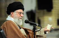 Ali Jamenei habla ante decenas de fieles