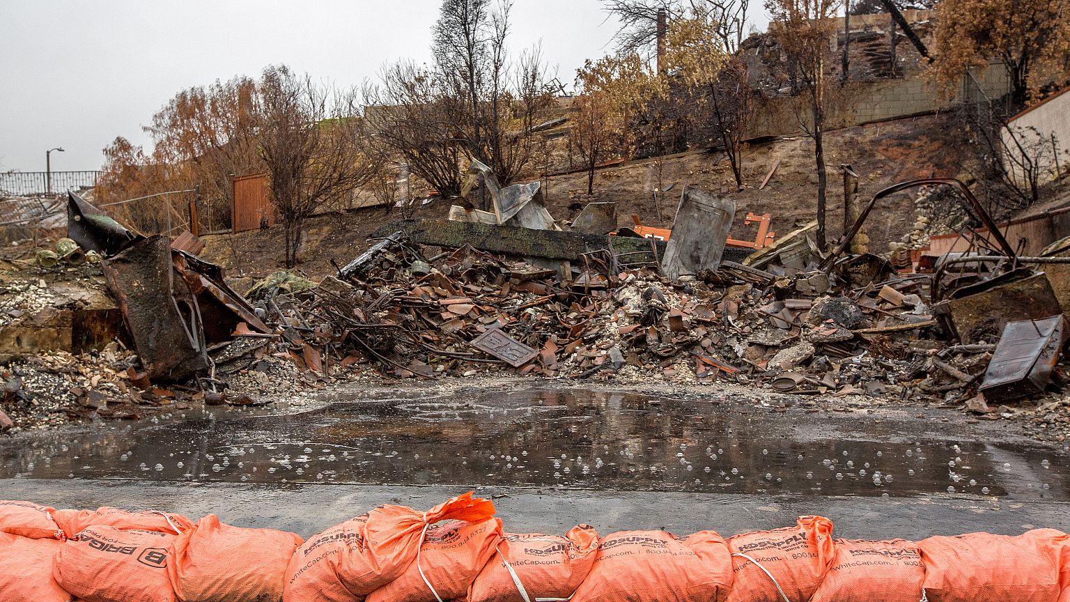 Chuva e lama fazem mortos na Califórnia