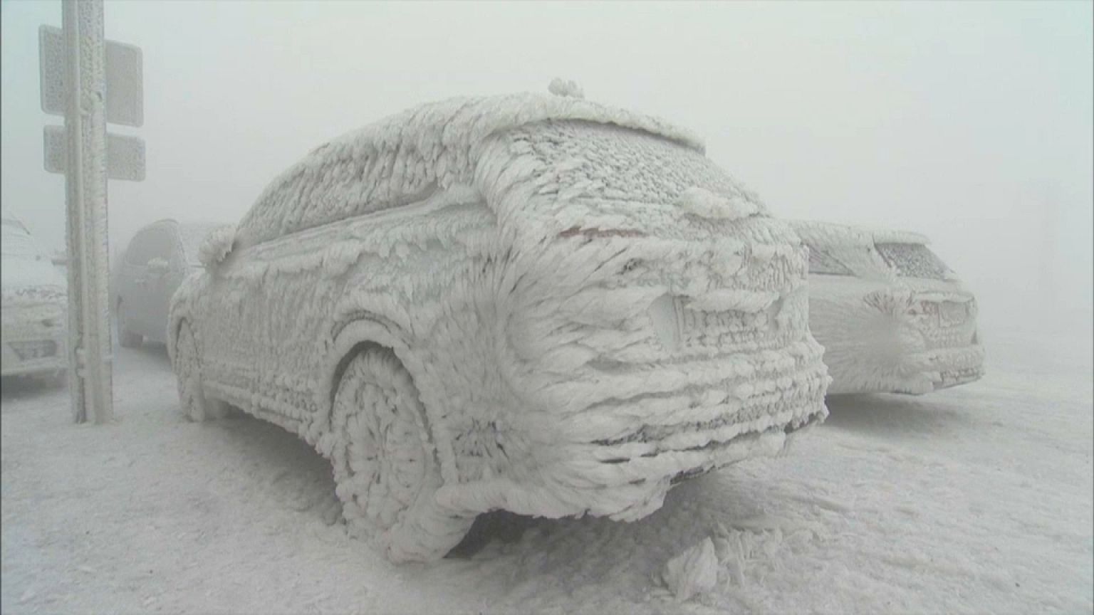 Autos in Fichtelberg gleichen Eisstatuen