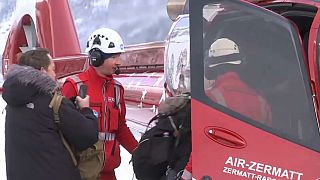 Luftbrücke in Zermatt: Hubschrauber ins Tal