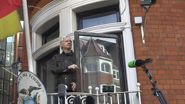 Equador à procura de mediação para Assange Equador à procura de mediação para Assange