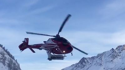 İsviçre'de turistler helikopterle tahliye edildi