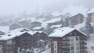 آلاف السياح يغادرون محطة للتزلج كانوا عالقين فيها في سويسرا