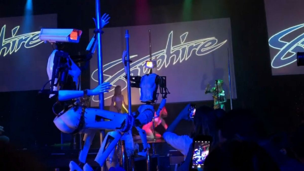 Al CES di Las Vegas ci sono i robot stripper che ballano pole dance