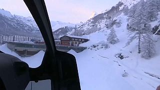 Continúa la evacuación de los miles de turistas atrapados en Zermatt