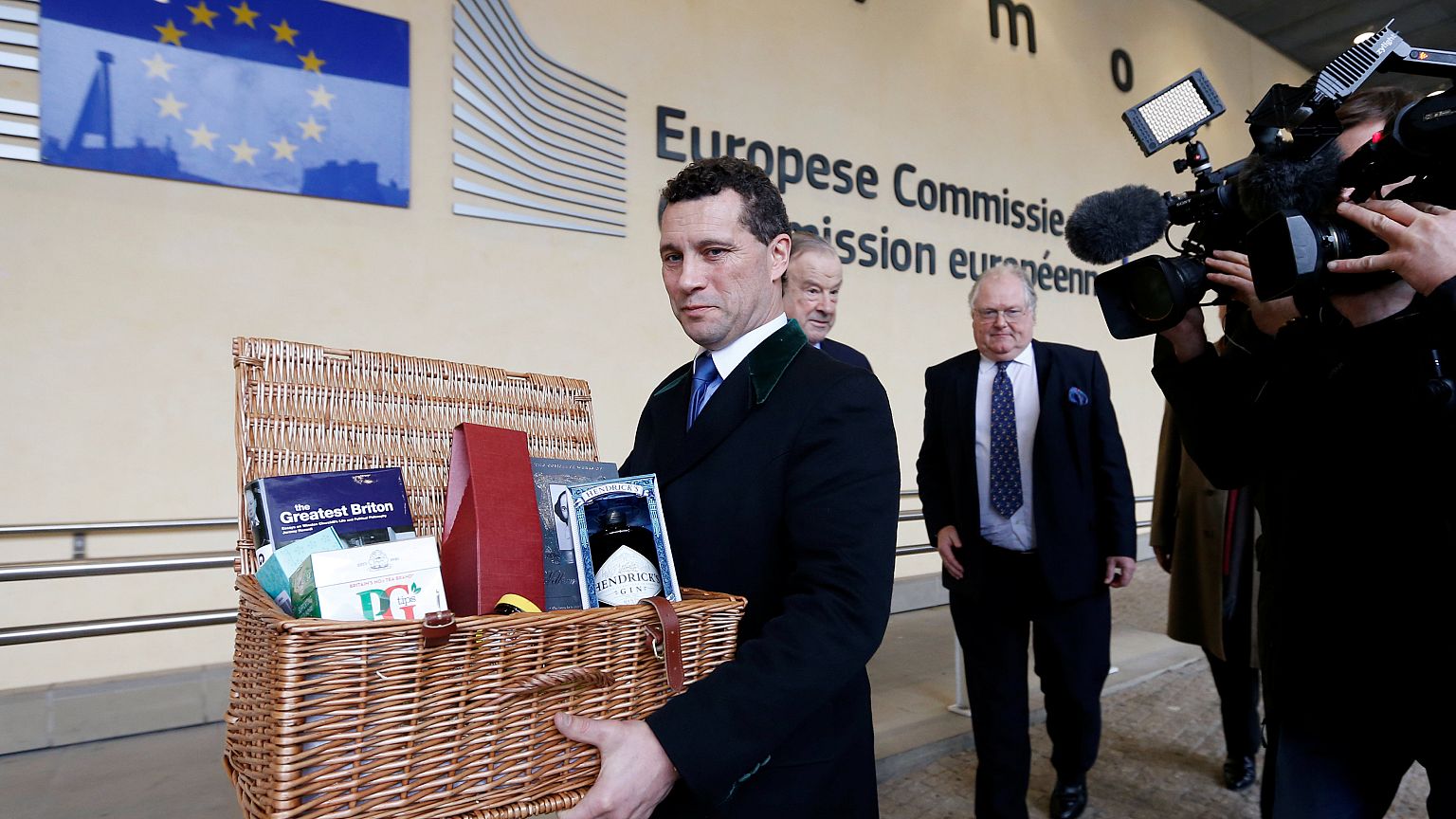 Pro-Brexit delegation meets Barnier in Brussels bearing gifts and warnings