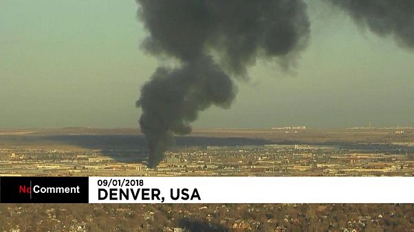 Grande incêndio devasta fábrica de reciclagem em Denver Grande incêndio devasta fábrica de reciclagem em Denver