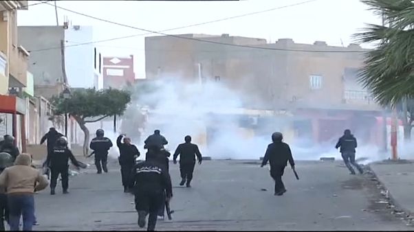 200 detenidos y decenas de heridos en otro día de protestas en Túnez 200 detenidos y decenas de heridos en otro día de protestas en Túnez
