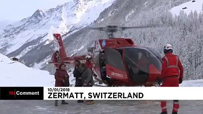 Helikopterrel mentik a turistákat Svájcban