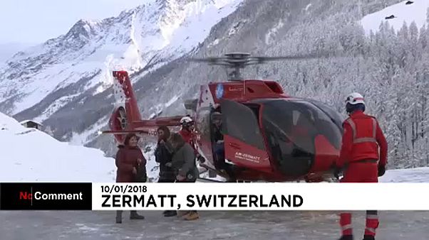 Helikopterrel mentik a turistákat Svájcban Helikopterrel mentik a turistákat Svájcban