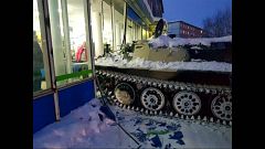 Tankla girdiği dükkandan şarap çaldı