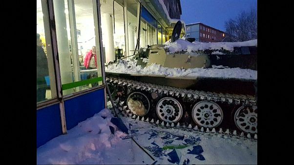 Tolldreiste Fahrt mit dem Panzer in den Supermarkt Tolldreiste Fahrt mit dem Panzer in den Supermarkt