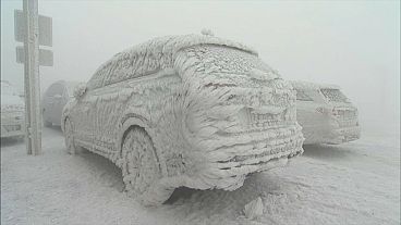 سوز و سرما در منطقه‌ کوهستانی آلمان ماشین‌ها را تبدیل به مجسمه یخ کرد