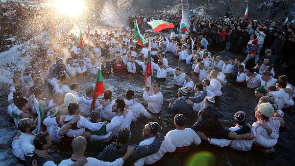 Un grupo de hombres baila en el río Tundzha para celebrar la Epifanía Un grupo de hombres baila en el río Tundzha para celebrar la Epifanía