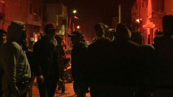 Tunisia: terza notte di scontri e il premier accusa il Fronte popolare Tunisia: terza notte di scontri e il premier accusa il Fronte popolare