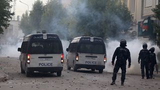 الجيش التونسي ينتشر في عدة مدن والشرطة تواصل عمليات الاعتقال والاحتجاجات في تصاعد