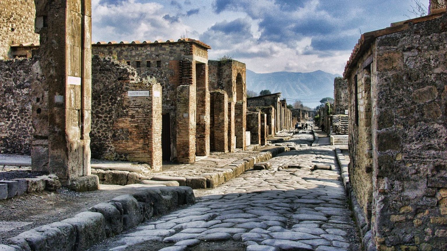Atti vandalici a Pompei, sfregiato un affresco